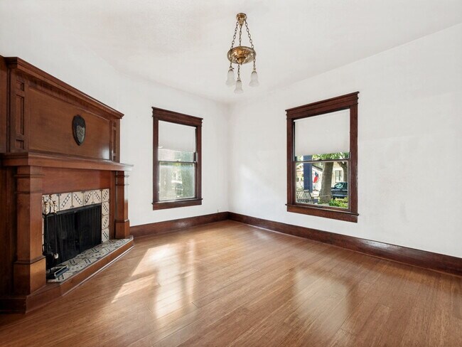 Building Photo - "Charming 4-Bedroom Home with 2 Full Baths in Vibrant Dallas Neighborhood!"