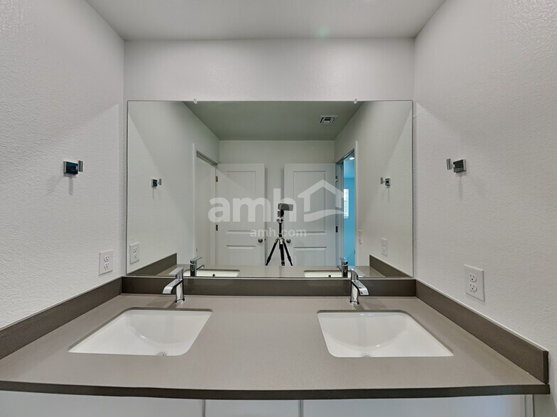 Building Photo - 6510 E Paseo Alga