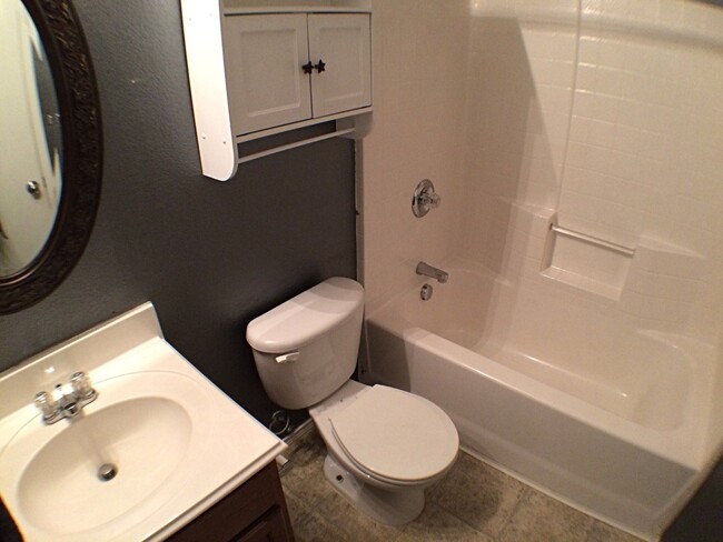 Building Photo - 3 Bedroom 2 Bath Gem In Crowley