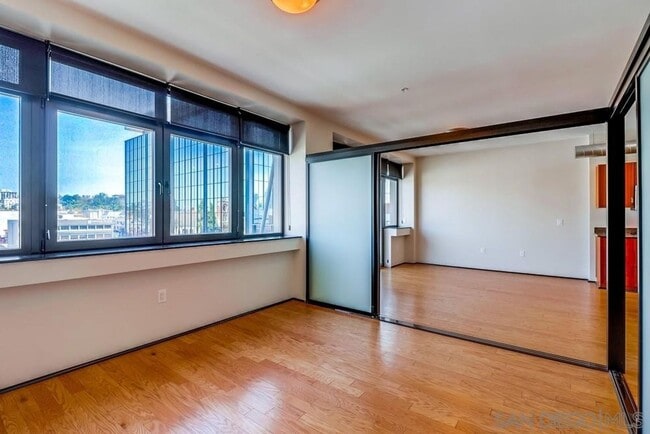 Building Photo - 2 bedroom downtown, 2 bath and 2 parking s...