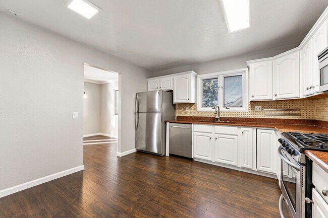 Building Photo - Updated Home in Windsor Park!