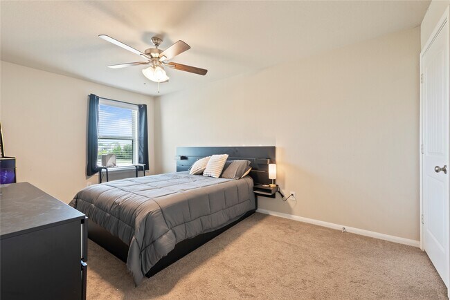 Building Photo - 5605 Hyde Park Dr