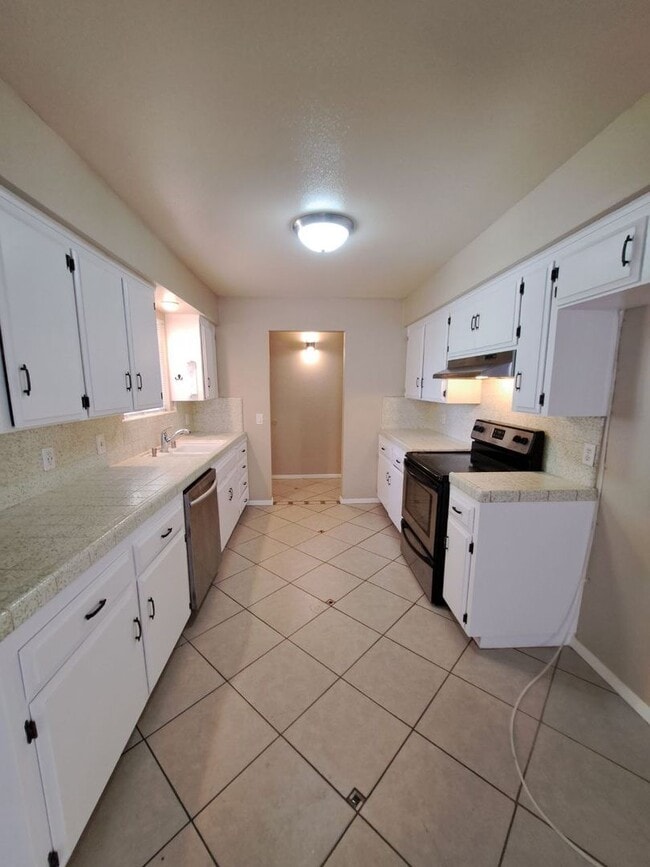 Building Photo - Stunning 4-Bedroom Kerman Home with Swimming Pool Available Soon!