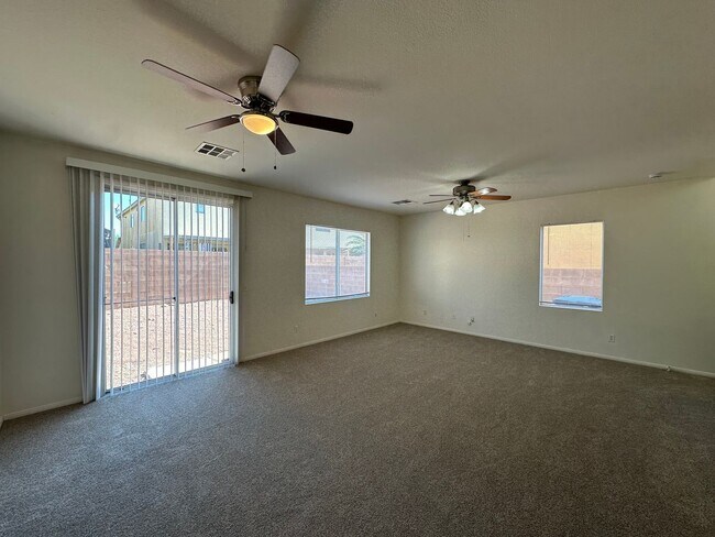 Building Photo - Great 3 Bedroom Home in Gated Community!