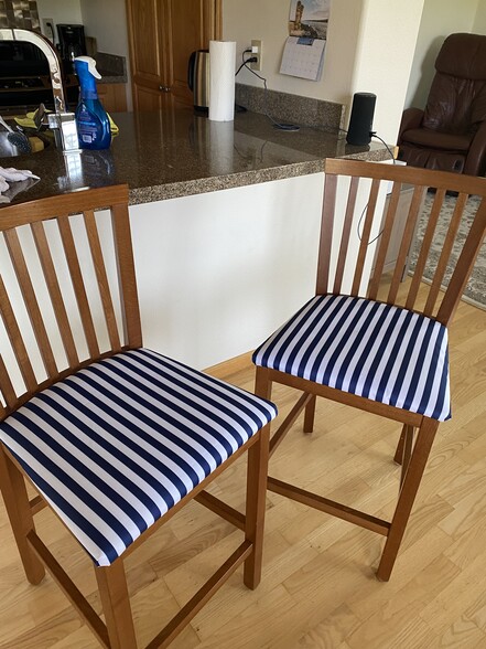Bar stools at Kitchen Counter - 425 SE Shell Ave