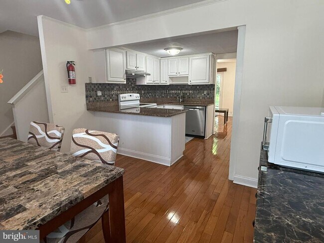 Building Photo - 1080 Pendleton Ct