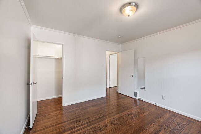 Building Photo - Stunning, Pet Friendly Edwardian 2BR Remod...