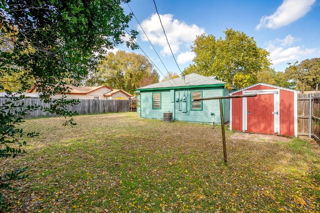 Building Photo - Charming 3-Bedroom Cottage in River Oaks