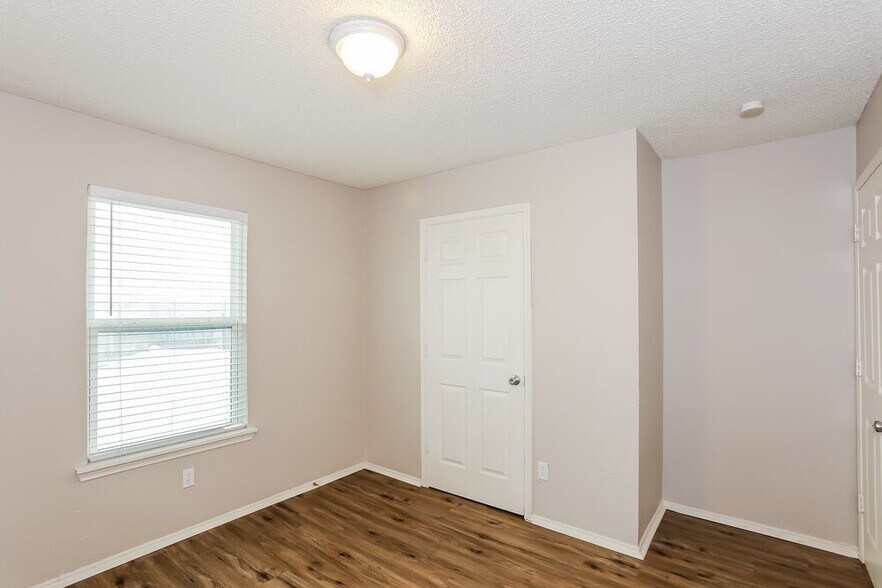 Building Photo - 1365 Roan Dr