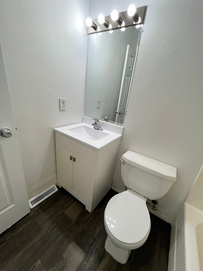 Building Photo - 312 N Spring Ave