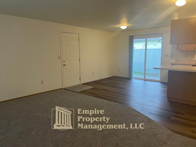 Building Photo - 355 Maple St