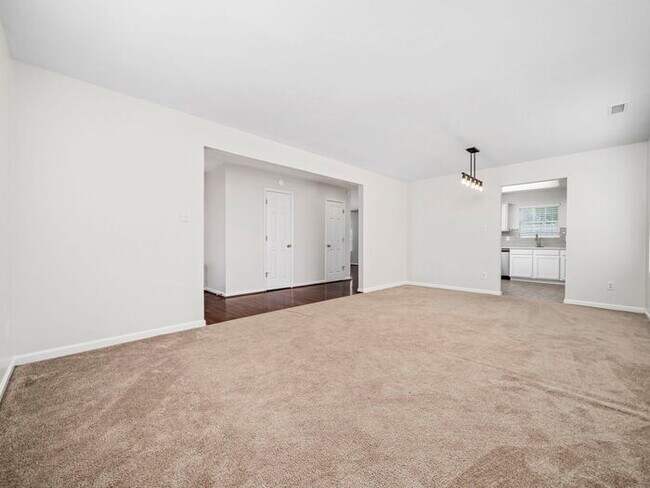 Building Photo - Spacious and Move-In Ready Home! - Fenced ...