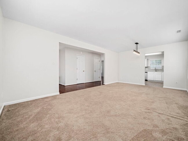 Building Photo - Spacious and Move-In Ready Home! - Fenced Yard!