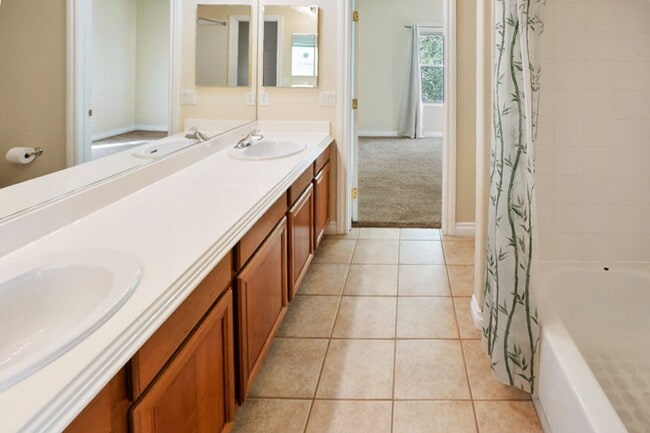 Building Photo - 4 Bedroom, Queens Ridge Guard Gated Commun...