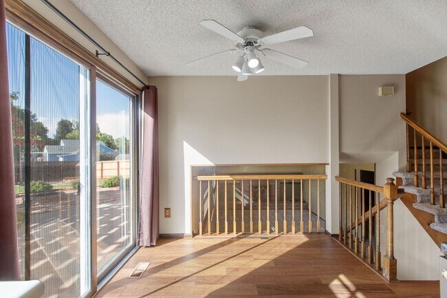 Building Photo - Beautiful 4 bed, 2 bath on Cul-de-sac  w/ large yard available in Central Loveland