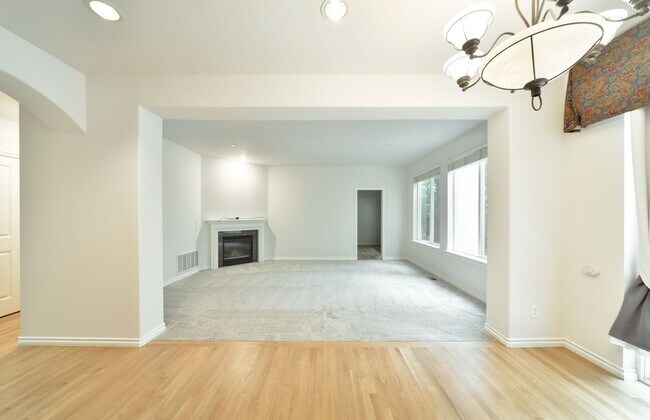 Building Photo - Nice 5 Bed / 2.5 bath house for rent in Kenmore.