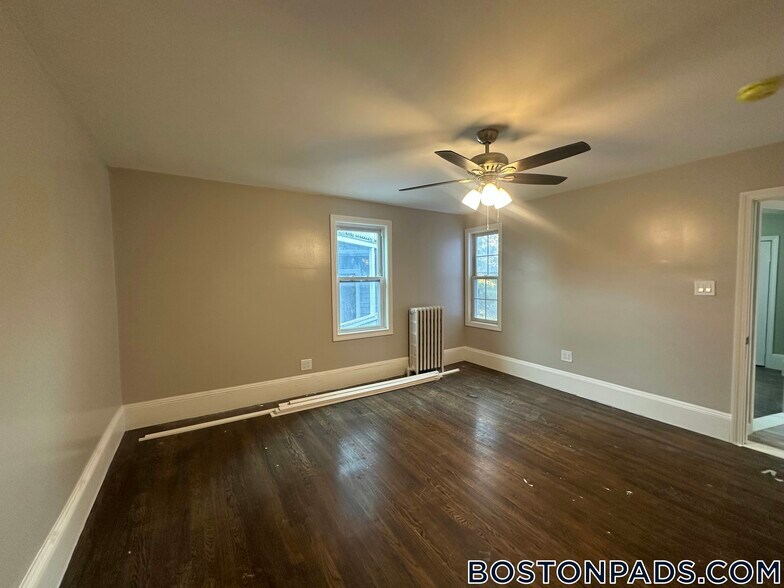 Building Photo - 13 Gladstone St