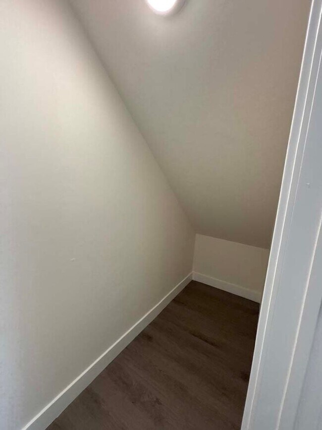 Building Photo - 915 Broadway St