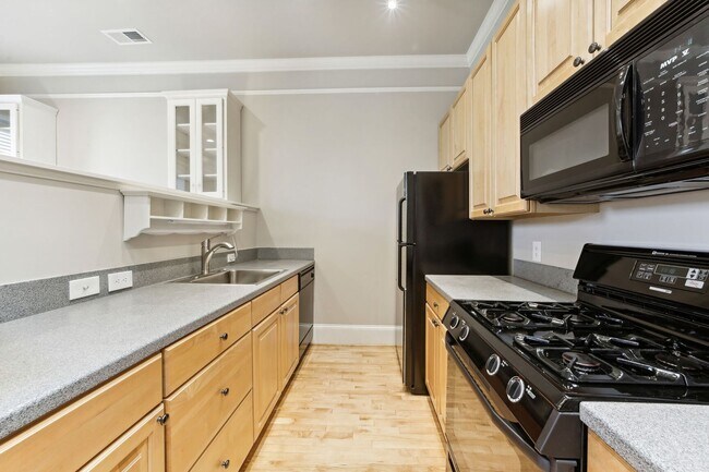Building Photo - Available Now! 2 Bed/2 Bath With Parking I...