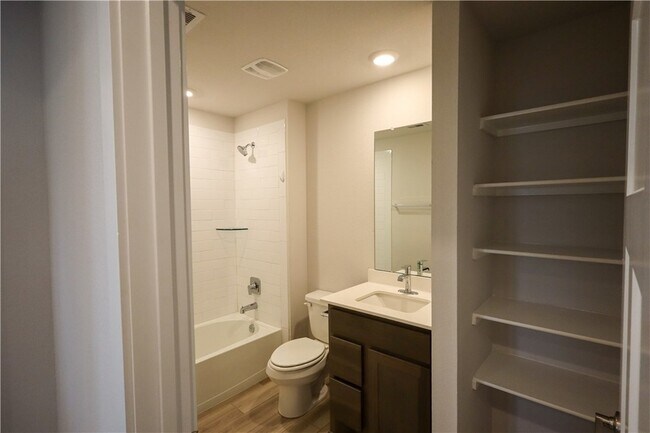 Building Photo - 910 Kickapoo Ln