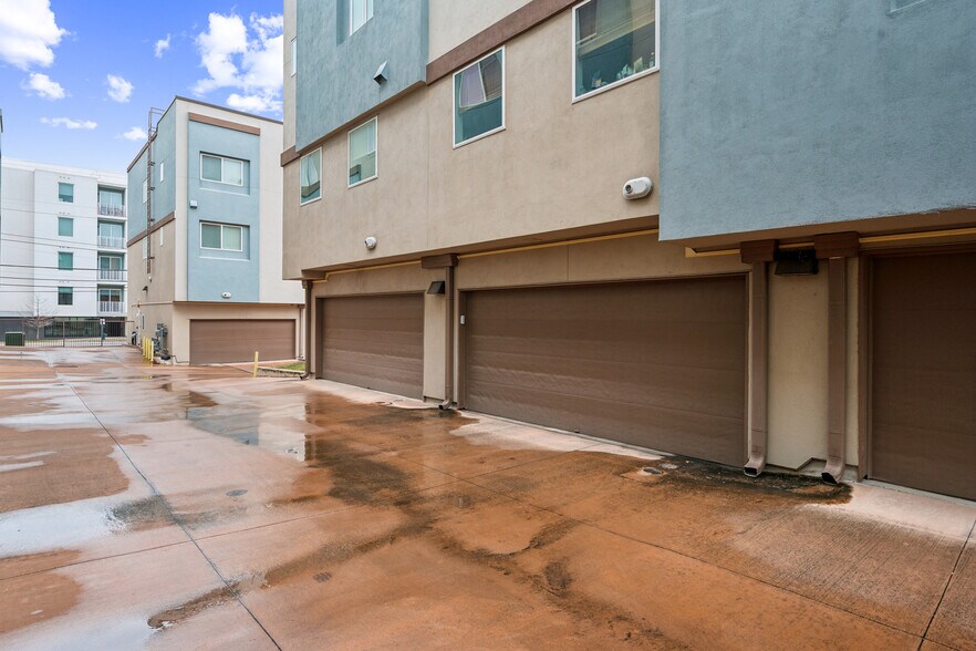 2 car garage - 2827 Manor Rd