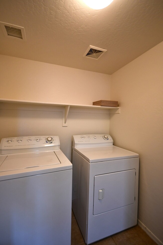 Building Photo - 3 bed 2 bath in San Tan Valley Hunt/Magma ...