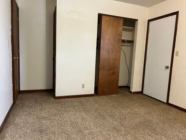 Building Photo - Convenient Location