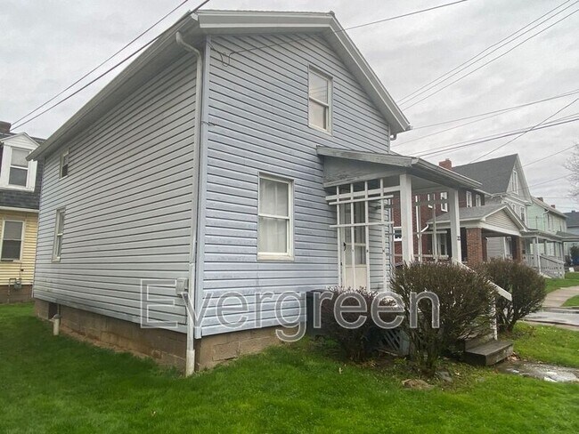 Building Photo - 212 E Walnut St