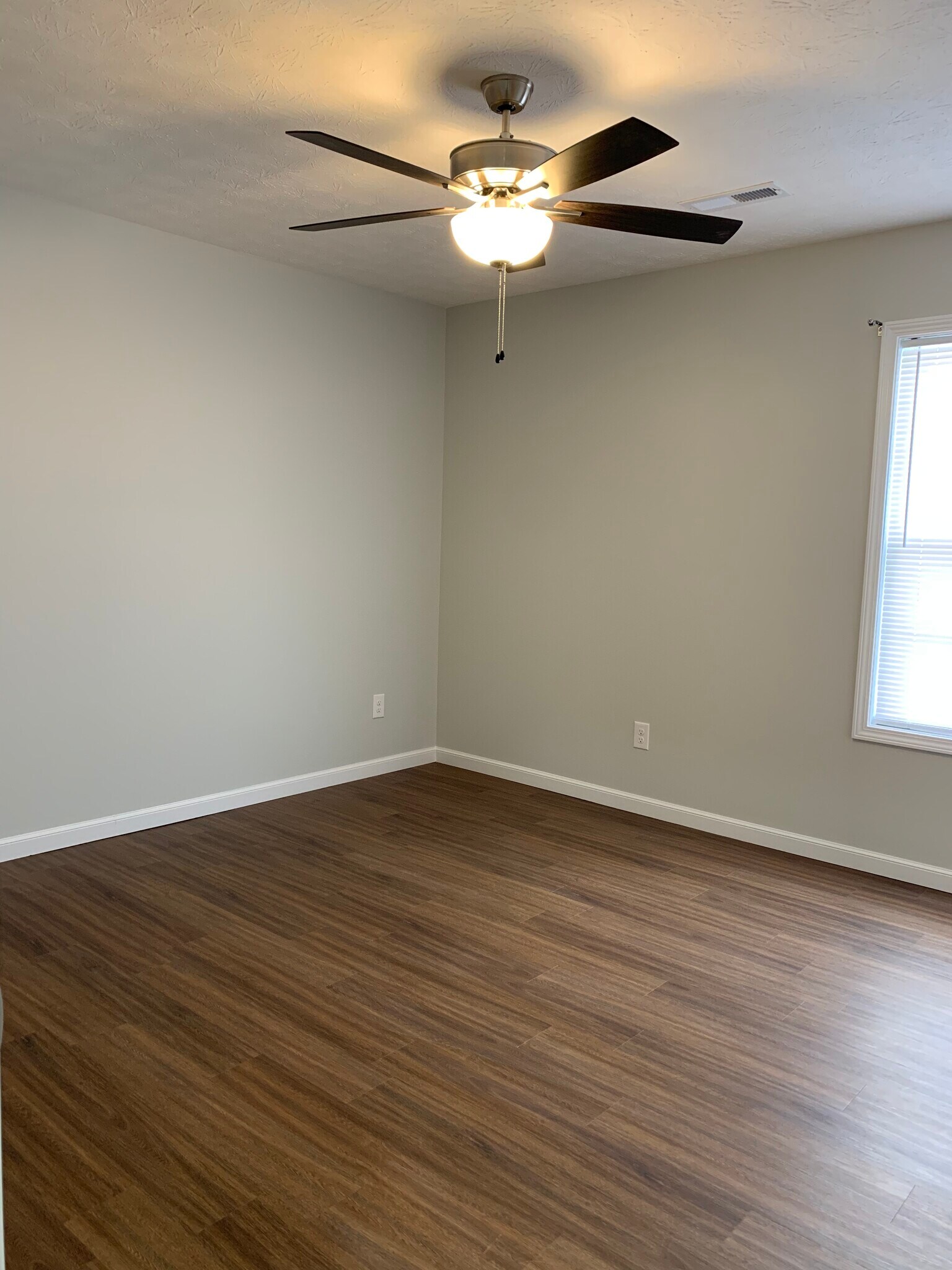 Building Photo - 152 School Side Dr