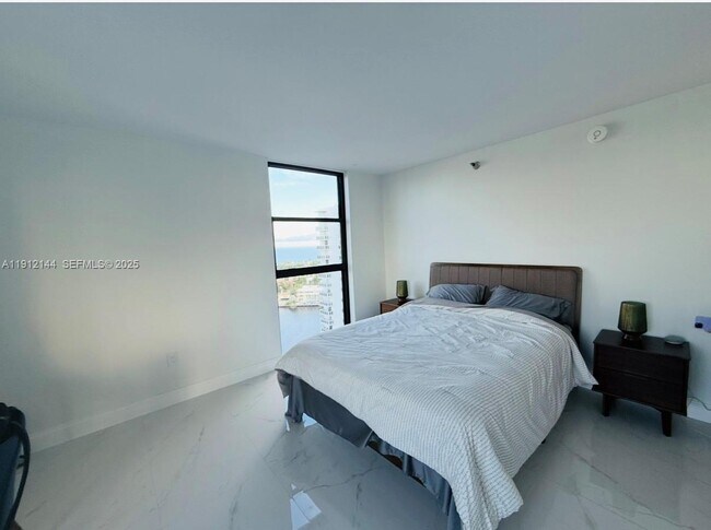 Building Photo - 20505 E Country Club Dr