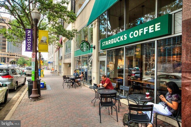 Building Photo - 1555 N Colonial Terrace