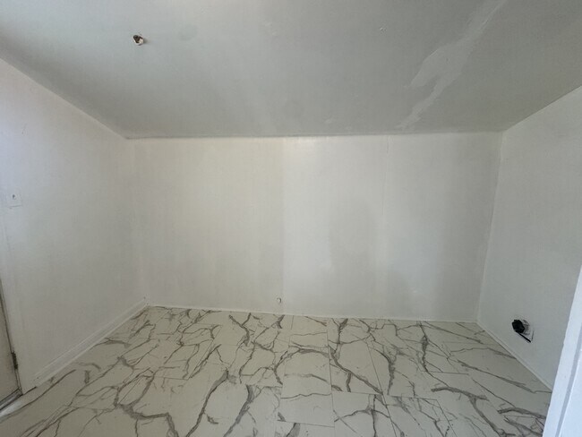 Building Photo - 2715 W 48th St