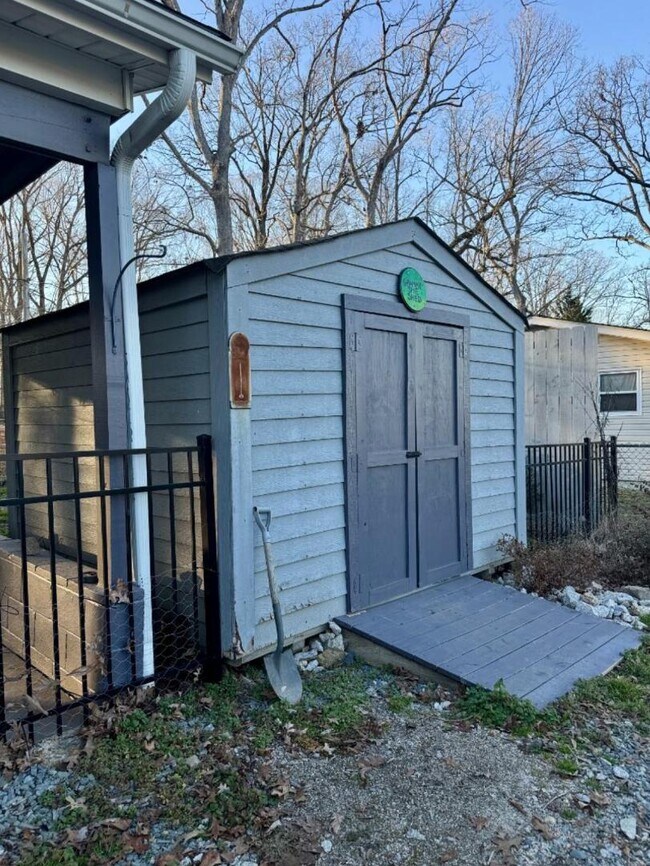 Building Photo - 2516 Hinson Rd