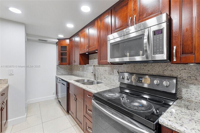 Building Photo - 398 Fern Dr