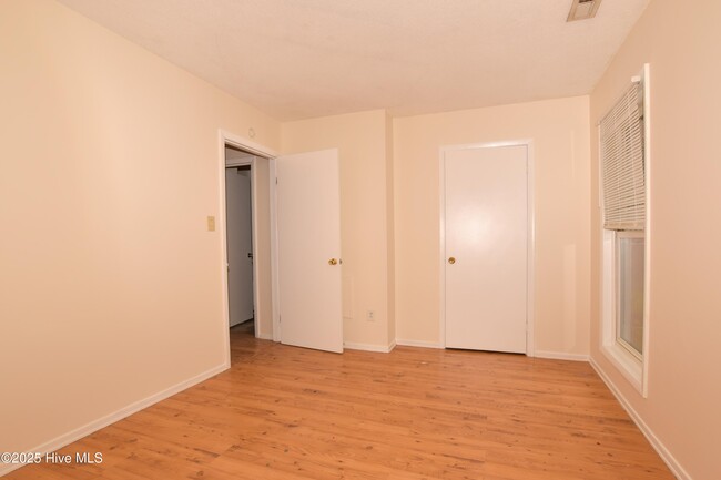 Building Photo - 103 Twinwood Dr