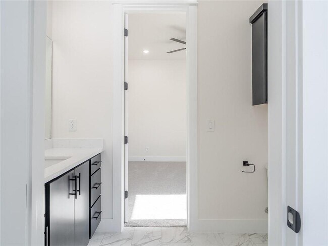 Building Photo - 311 Hedge Dr