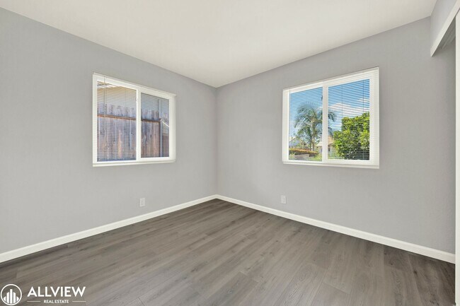 Building Photo - Newly Remodeled 4-Bedroom Gem with Spaciou...