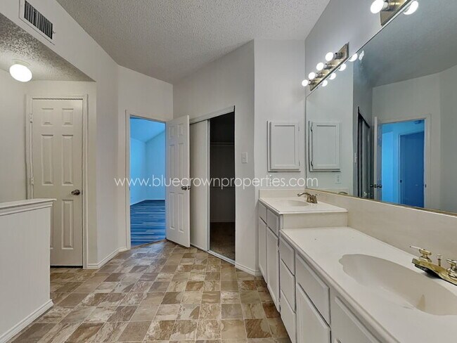 Building Photo - 1409 Post Oak Dr