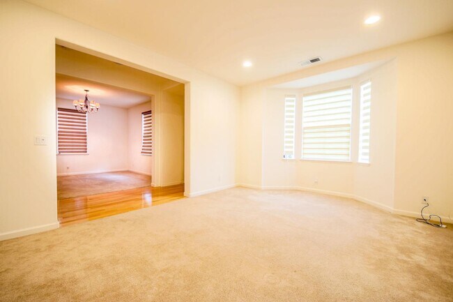 Building Photo - 3323 Bastille Ct