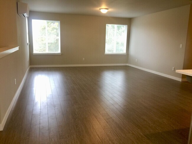 Building Photo - Beautiful 3 Bedroom Duplex with Garage!