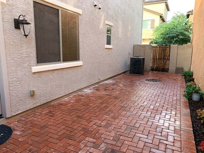 Building Photo - 1736 E Joseph Way