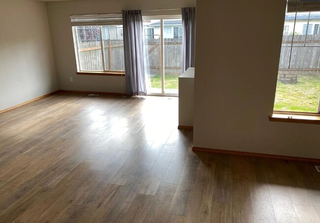 Building Photo - Spacious 4-bedroom, 2.5-bathroom house in ...