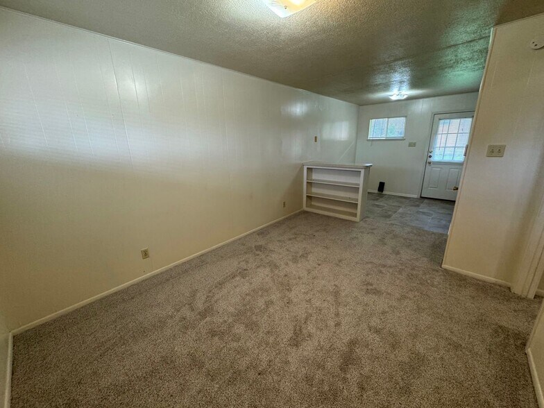 Building Photo - 806 Safady Ave