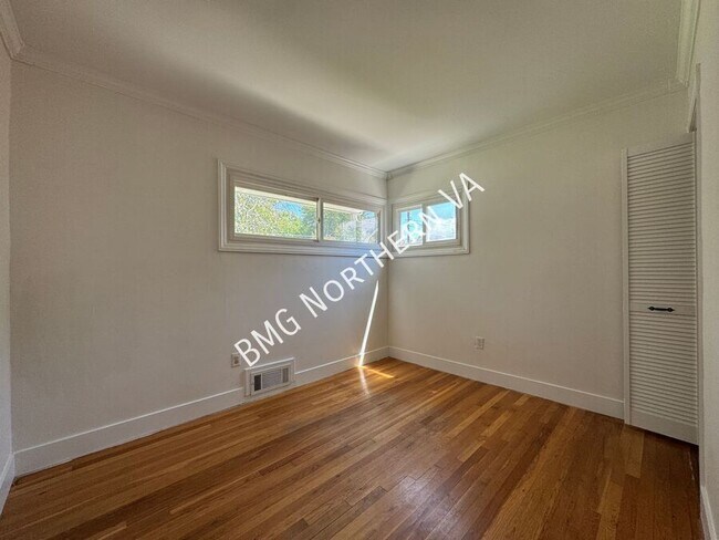 Building Photo - 1909 Rollins Dr
