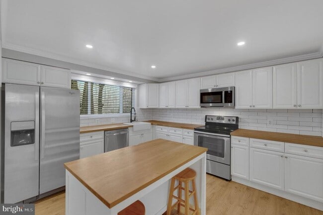Building Photo - 16080 Deer Park Dr