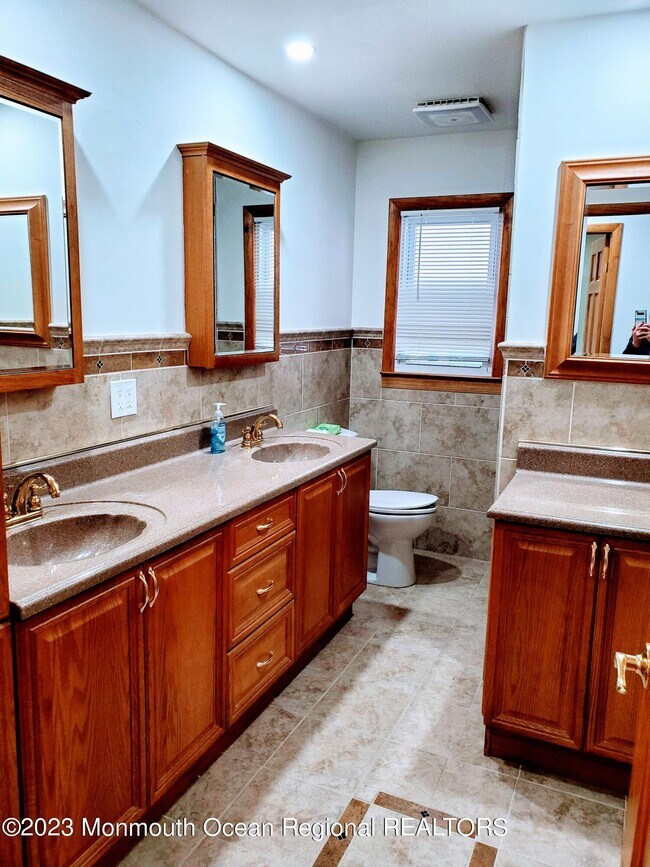 Building Photo - 60 E Pampano Dr
