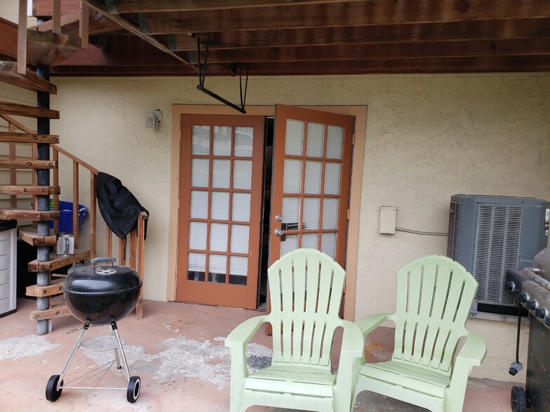 Building Photo - 745 Pinellas Bayway S