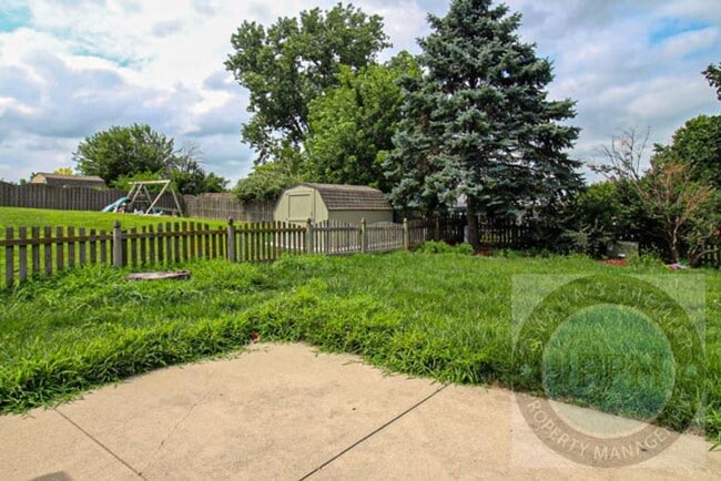 Building Photo - Spacious 3 Bedroom / 3 Bathroom Home!