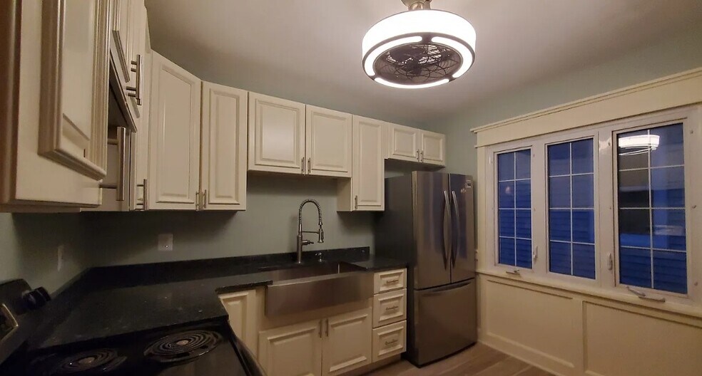 Building Photo - 425 Bird Ave