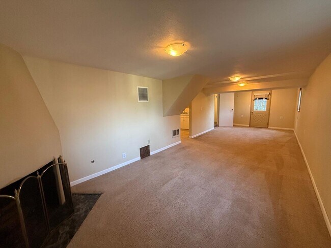 Building Photo - 2466 Montavista Pl W